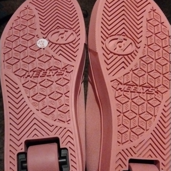 Pink Heelys . - Picture 3 of 6